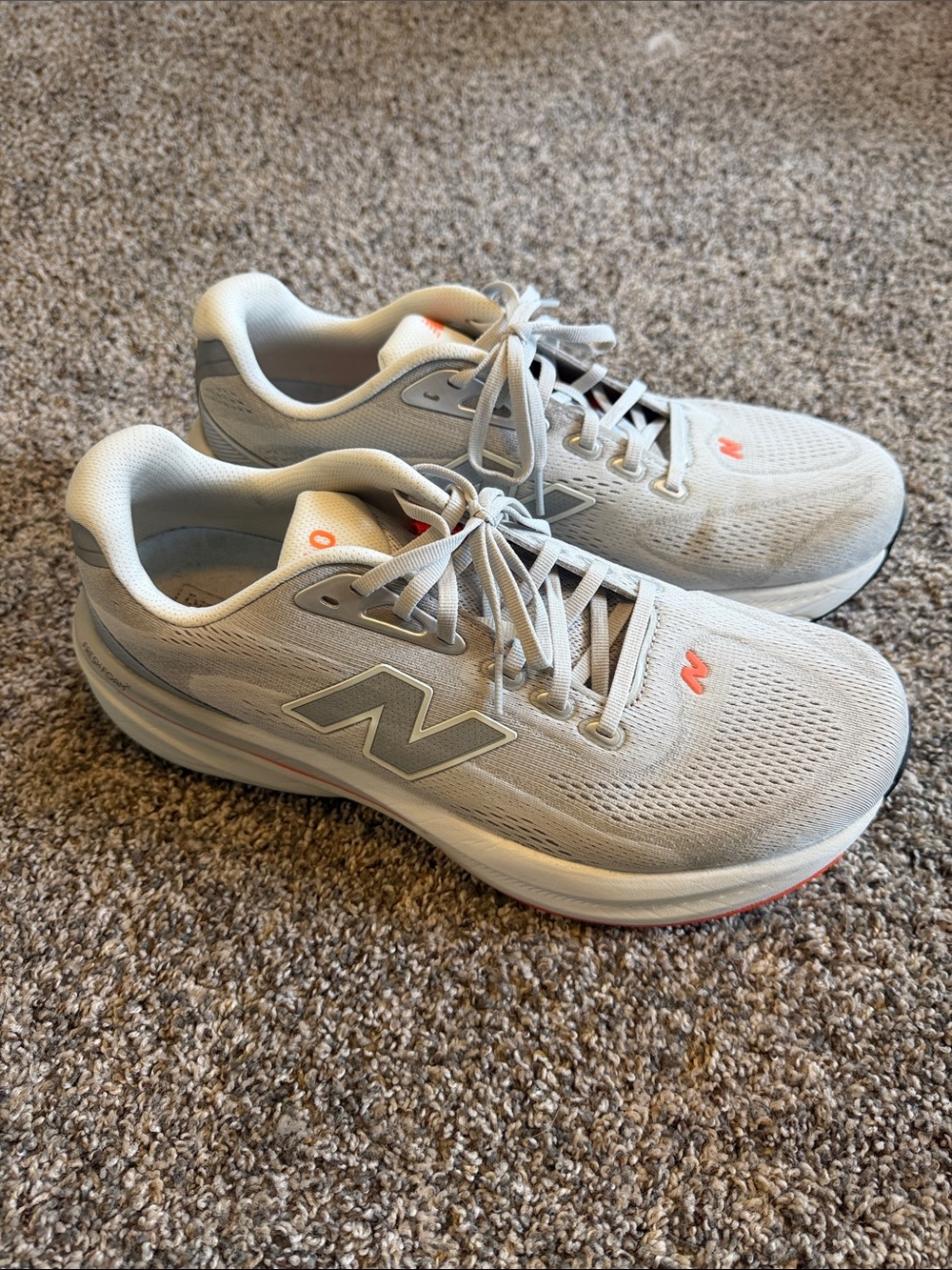 New Balance Men’s 860 Light Gray Running Sneakers with Coral Accents Size 12.5